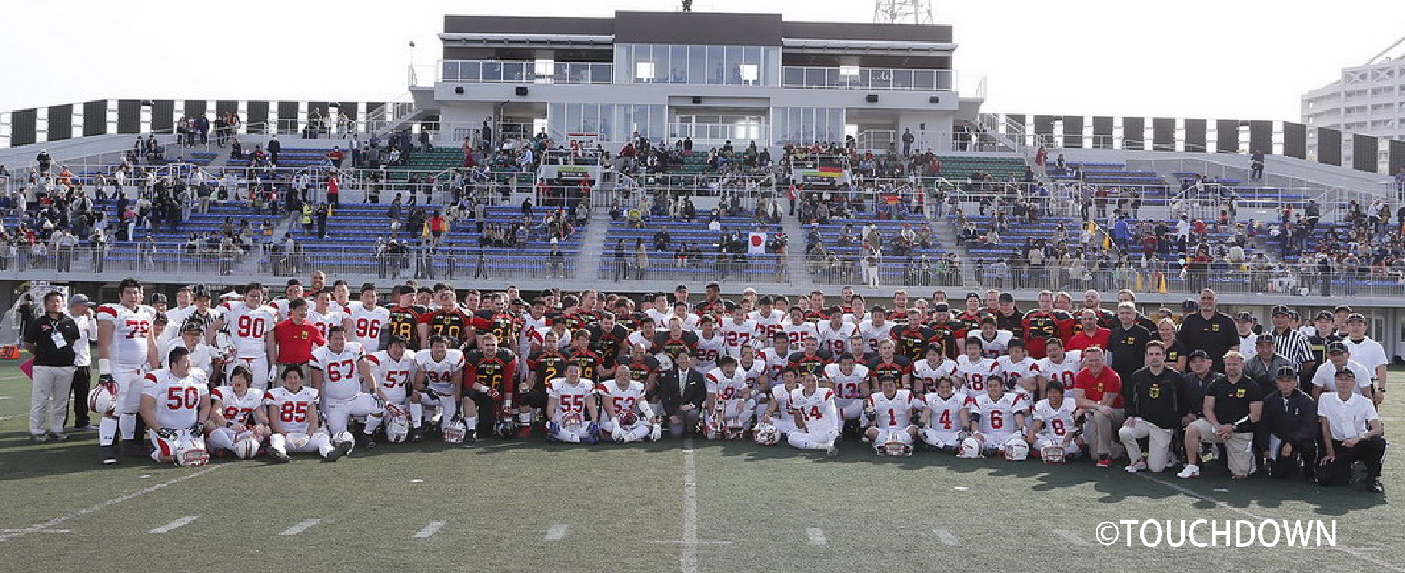 試合終了後、記念写真に収まる福田市長と両チーム選手たち